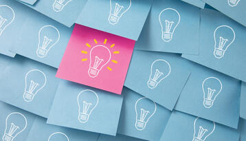 Light bulb drawing on sticky notes